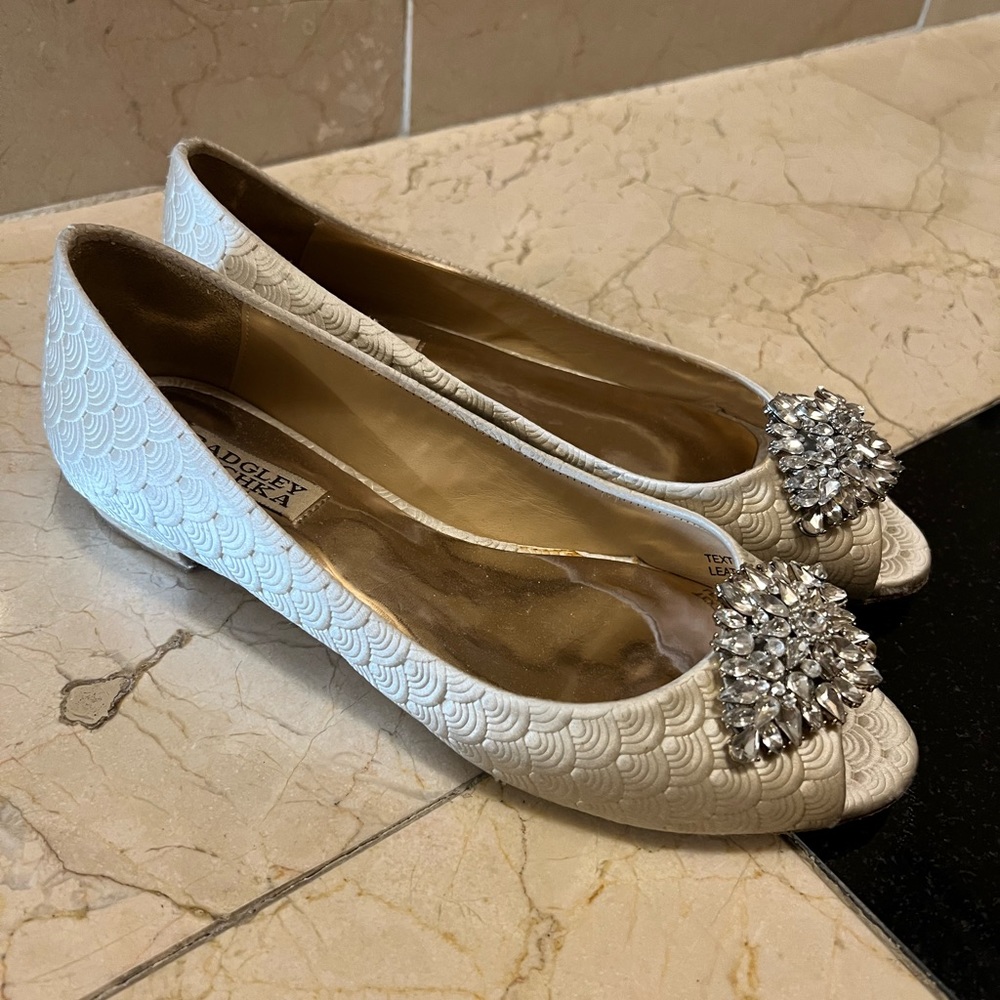 Badgley Mischka Ivory Taft Scalloped Rhinestone Flats Wedding Size 7